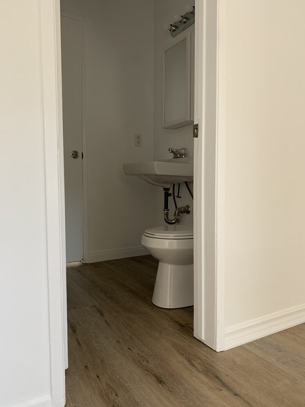 Building Photo - 13847 Burbank Blvd