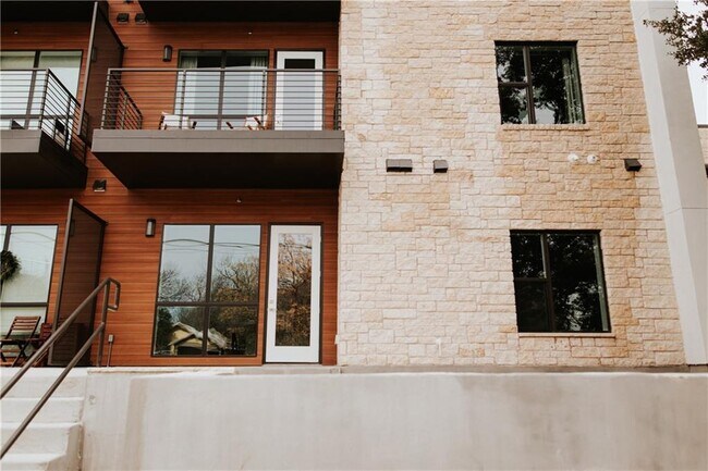 Building Photo - 207 W Johanna St