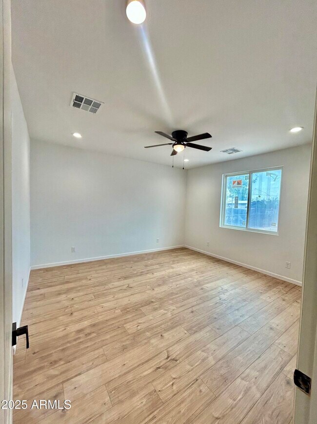 Building Photo - 6216 W Sierra Vista Dr