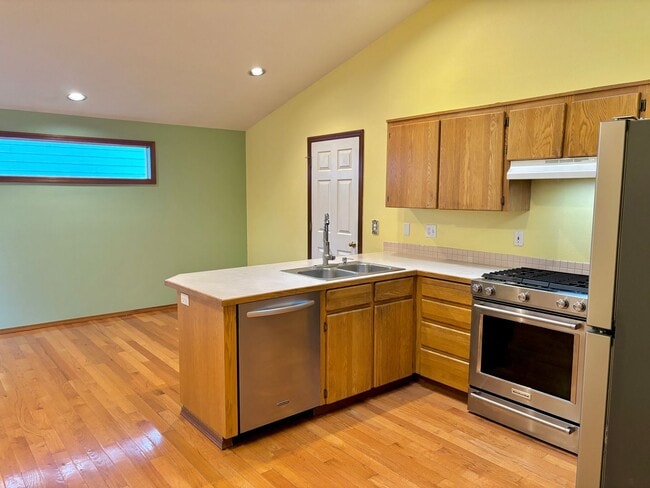 Building Photo - Spacious Ranch Style Home w/ private patio and yard, 2 car garage and vaulted ceilings