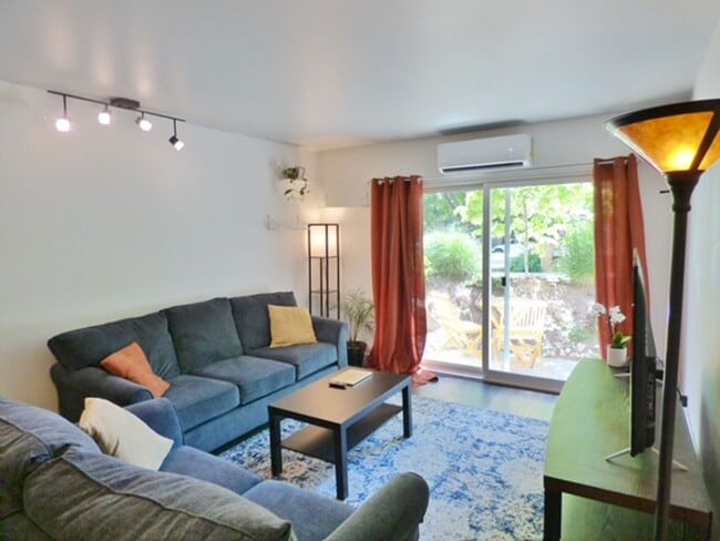 Building Photo - Downtown Living | 1 Bed • 1 Bath Ground-Level Condo | Available August 1!