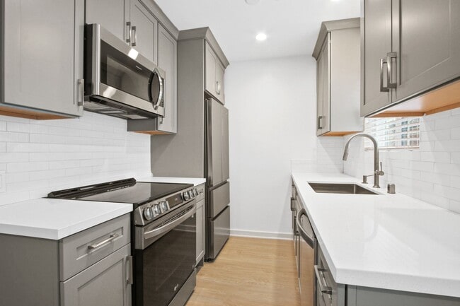 Building Photo - 117 Strand St 1 block to the beach and Mai...