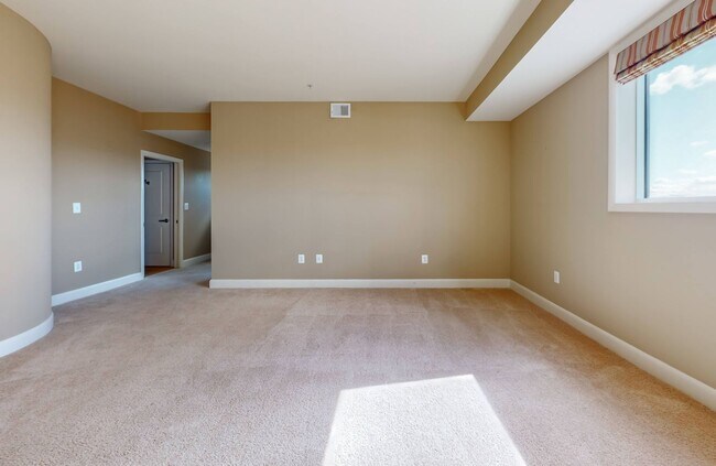 Building Photo - 210 Rocketts Way