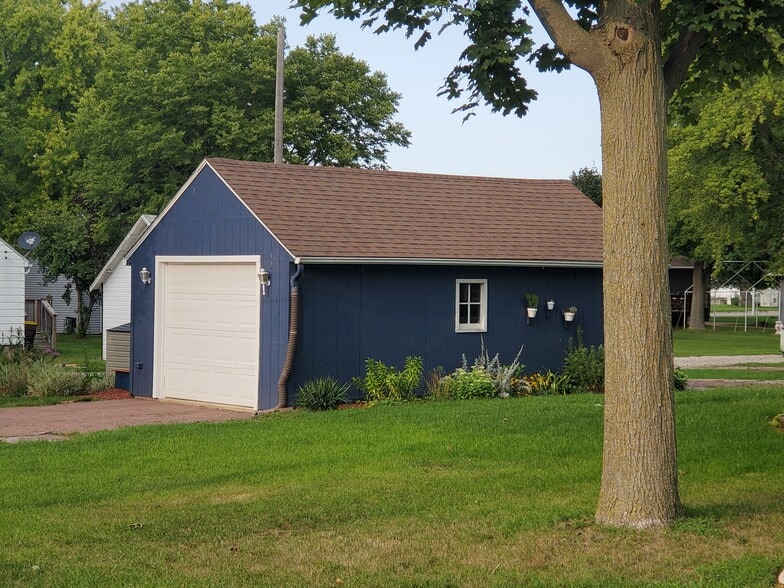 Building Photo - 502 E 1st St S