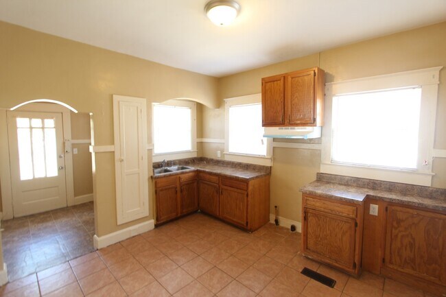 Building Photo - Cute! Cute! Cute! That's the best way to describe this 3 Bedroom 1 Bath charmer.