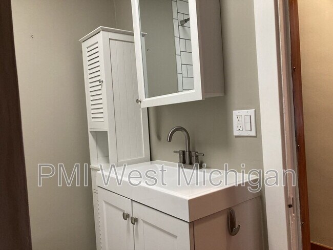 Building Photo - 1436 Matilda St NE