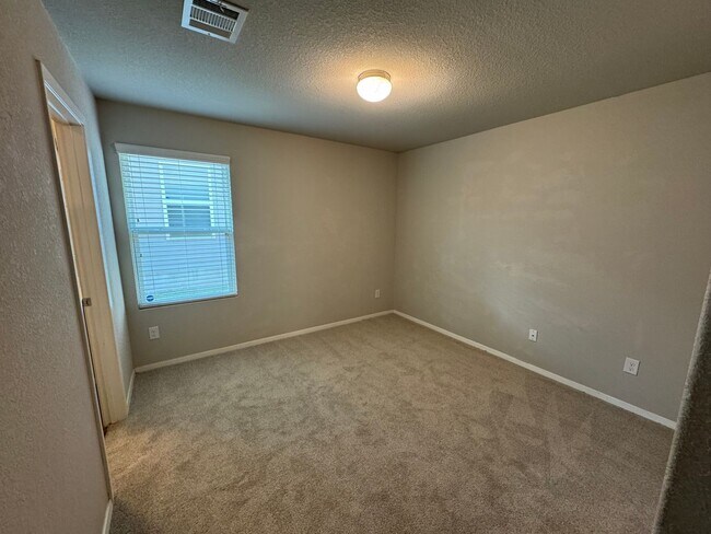 Building Photo - CUTE ONE STORY HOME FEATURING 3 BEDROOMS /...