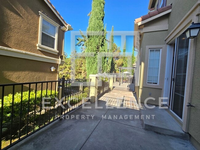 Building Photo - Spacious 3/2.5 Located In Communication Hills, With Two 1 Car Garages, W/D & Large Master Retreat