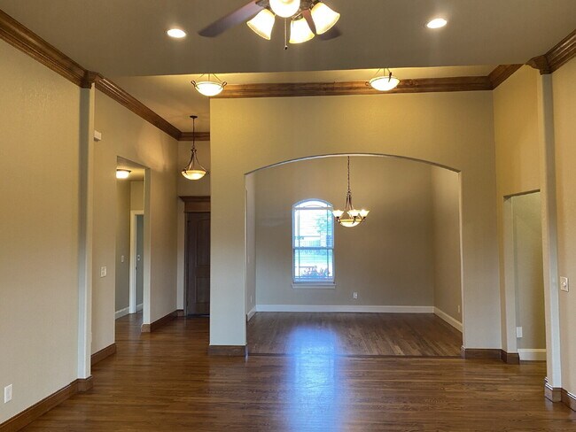 Building Photo - 6202 W Sage Dr