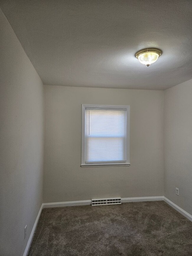 Building Photo - Charming 3-bedroom, 1-bathroom home in Por...