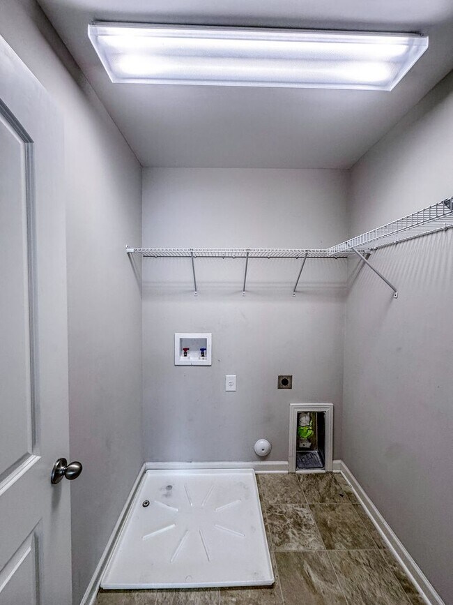Building Photo - Gorgeous 3 Bed 2.5 Bath Plus Loft Home on ...