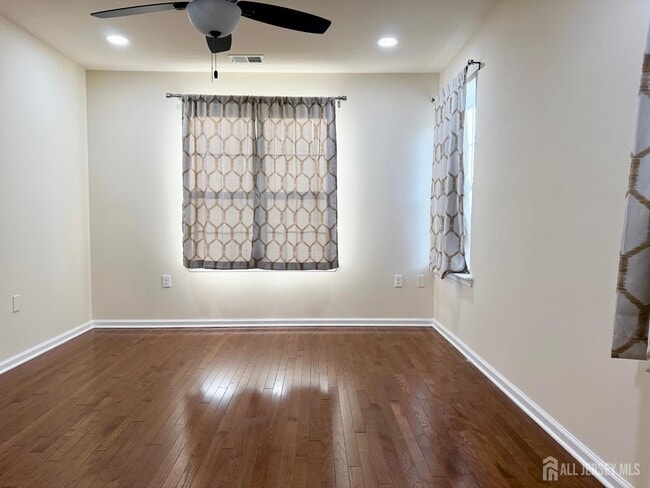 Building Photo - 33 Blair St