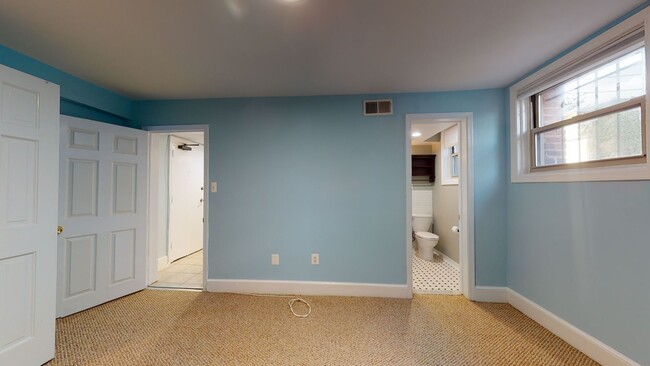 Building Photo - Capitol Hill One Bedroom One Bathroom in secure building! Move-in fee waived!!