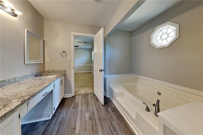 Building Photo - 7116 Stonecreek Dr