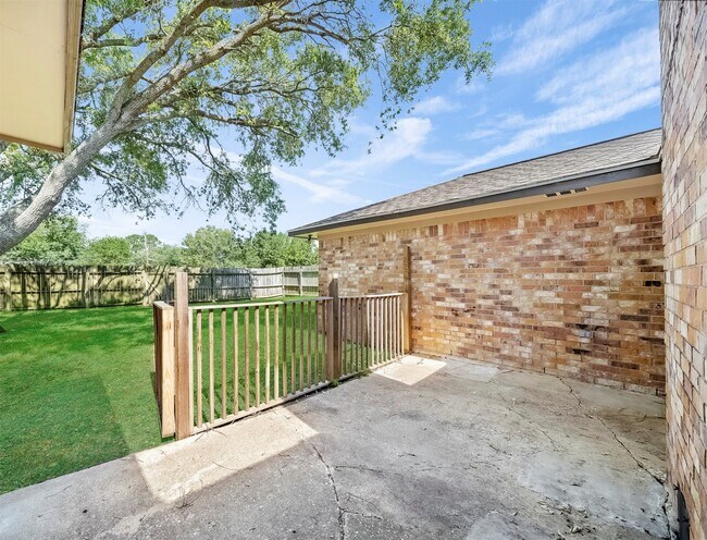 Building Photo - 3806 Montego Dr