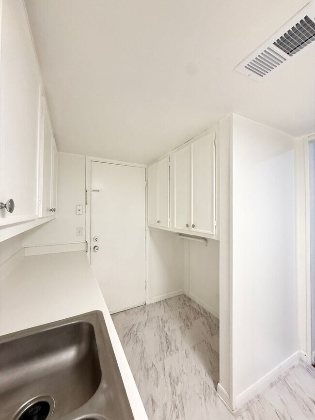 Building Photo - Modern 2/2.5/1 Townhome Across From The Me...