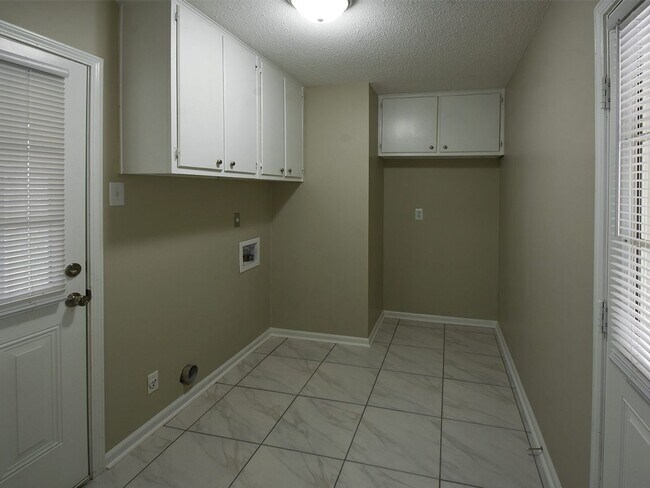 Building Photo - NEWLY UPDATED  3 bed 2 bath home in Bartlett.