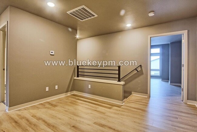 Building Photo - 3 Bed, 2.5 Bath Townhome in Orchards by Pr...