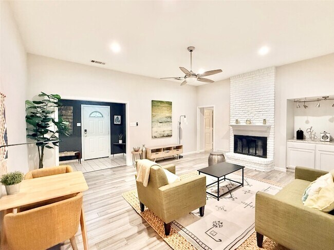 Building Photo - 16235 Red Wood Cir N