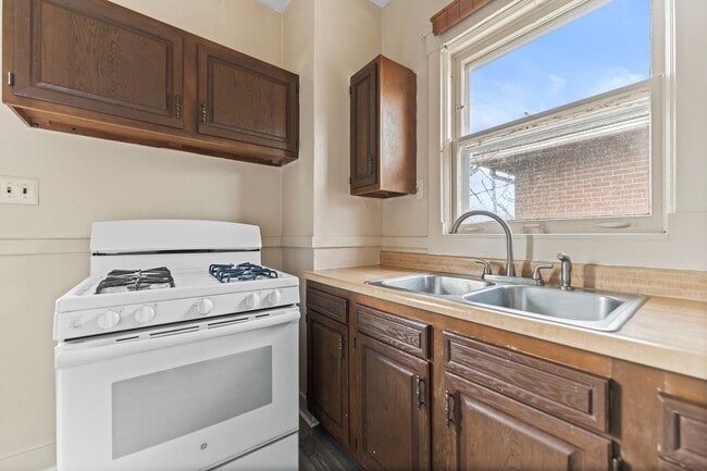 Building Photo - Spacious 1 Bed 1 Bath House off of Eastern Parkway