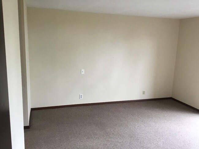 Building Photo - Beautiful 2 Bedroom, 2.5Bathroom Duplex Located Near Amazon Park