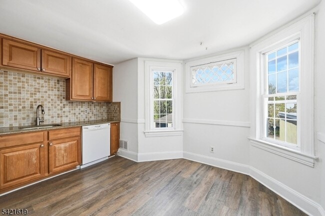 Building Photo - 104 Maple Ave