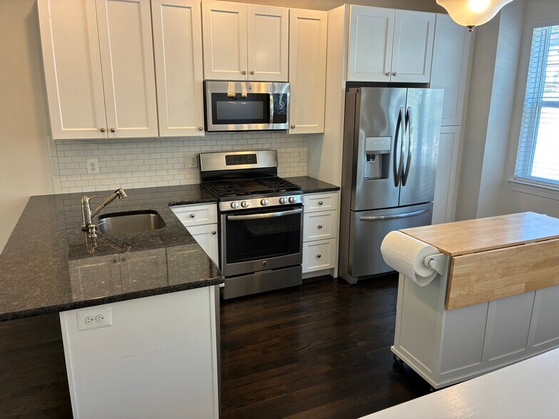 Building Photo - 605 Apple St