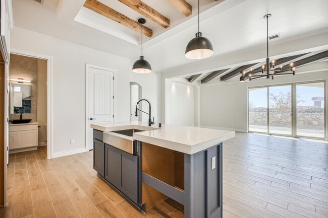 Building Photo - Beautiful East side House 4 bed-2.5 baths, part of The Overlook Casa Club that includes Swimming ...