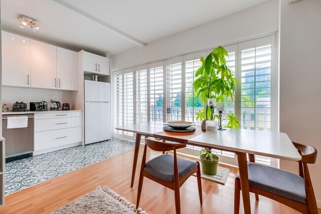 Building Photo - 999 N Doheny Dr