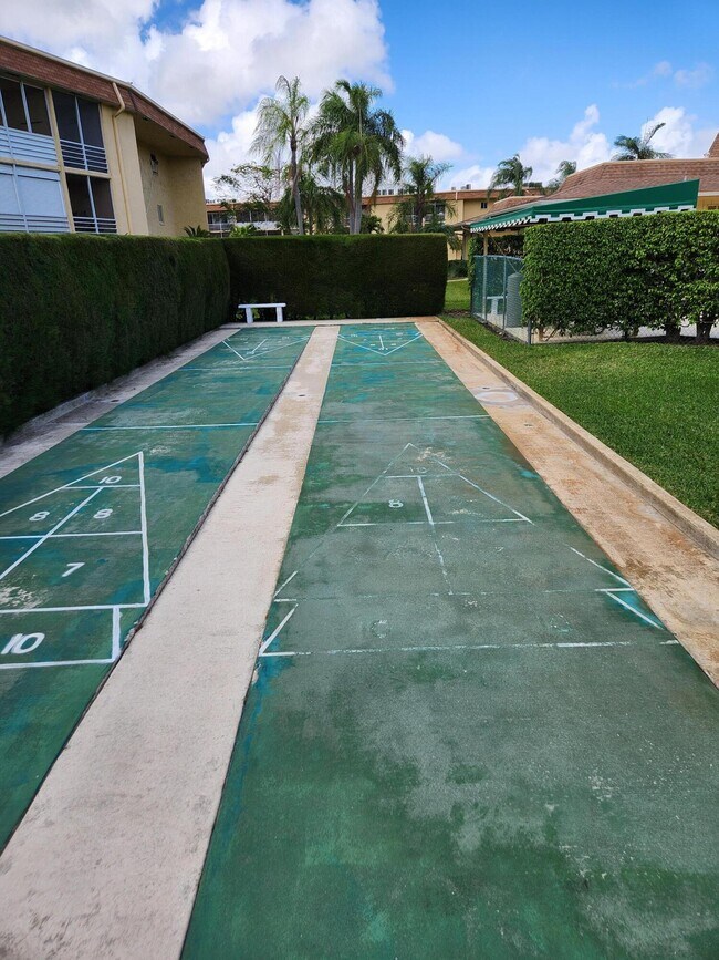 Building Photo - 600 Village Green Ct