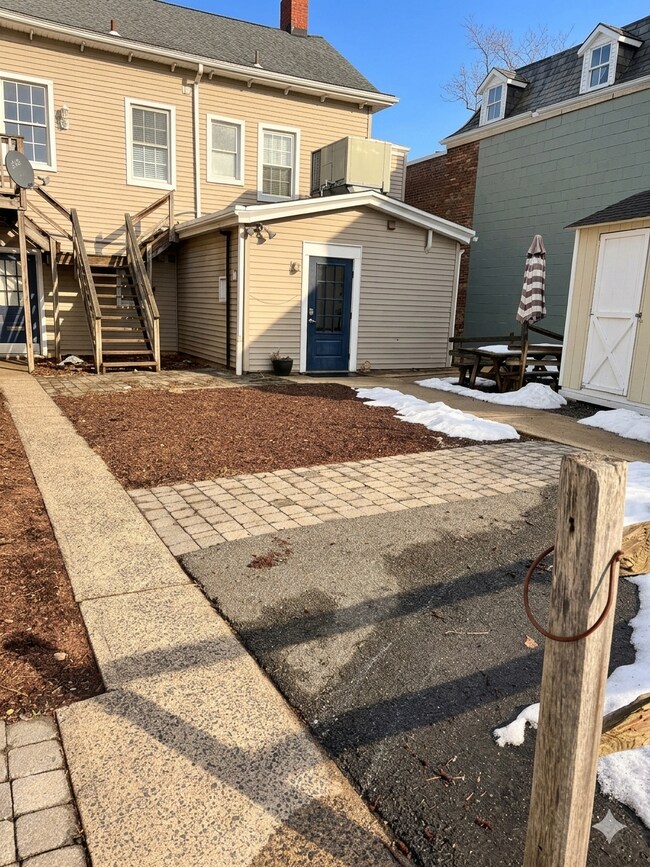 Shared patio space available for tenants. Bring your grill! - 39 S Finley Ave