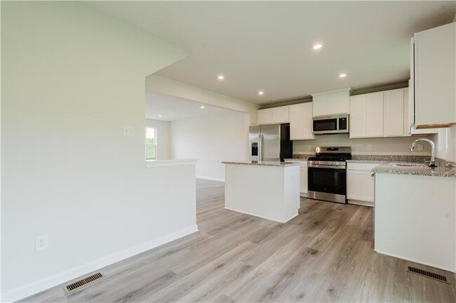 Building Photo - 159 White Oak Dr