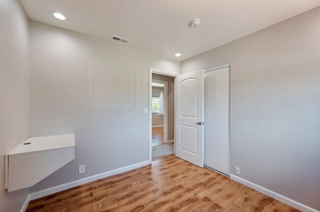 Building Photo - 3661 Slopeview Dr