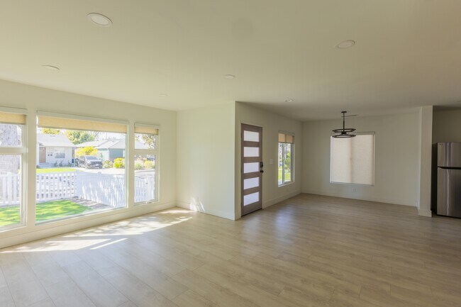 Building Photo - 17601 Hamlin St