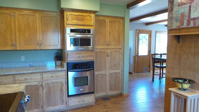 Building Photo - Furnished 4BR Home for Rent in Hood River