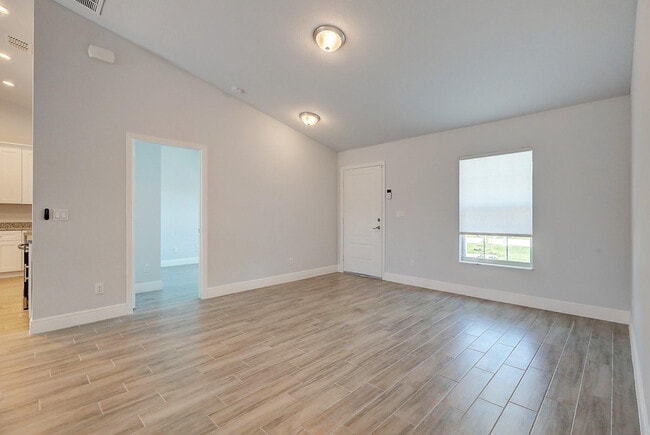 Building Photo - 2352 SW Plum Ct