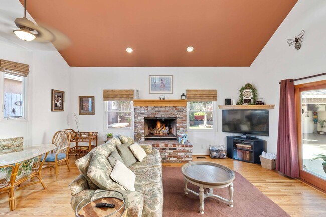 Building Photo - 1605 Lynngrove Dr