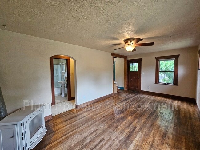 Building Photo - 1405 River Rd