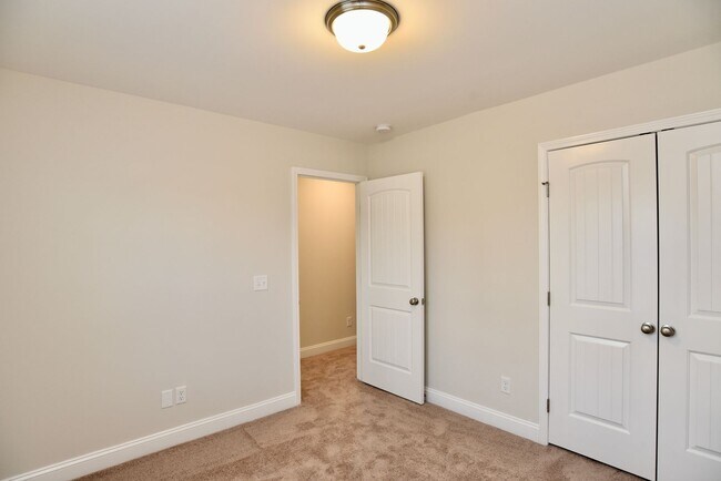 Building Photo - 3 Bedroom 2 1/2 Bath Townhome In Richmond Hill