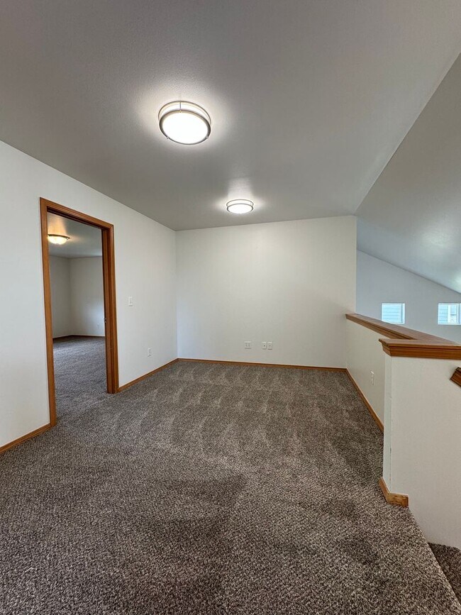 Building Photo - Large 4 Bed Rental in Established Neighbor...