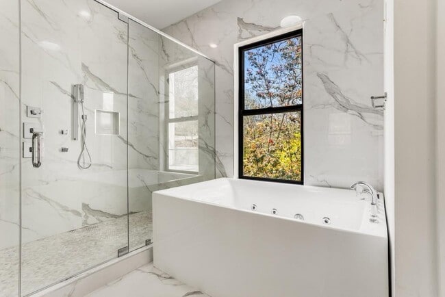 Building Photo - 600 Colebrook Ct NW