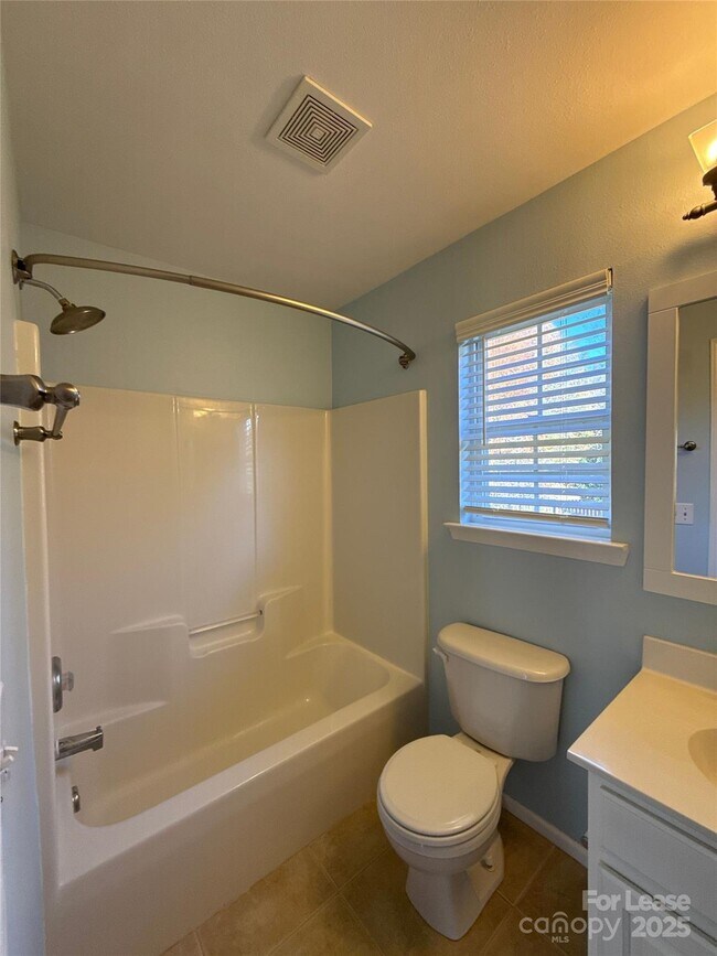 Building Photo - 10016 Highlands Crossing Dr