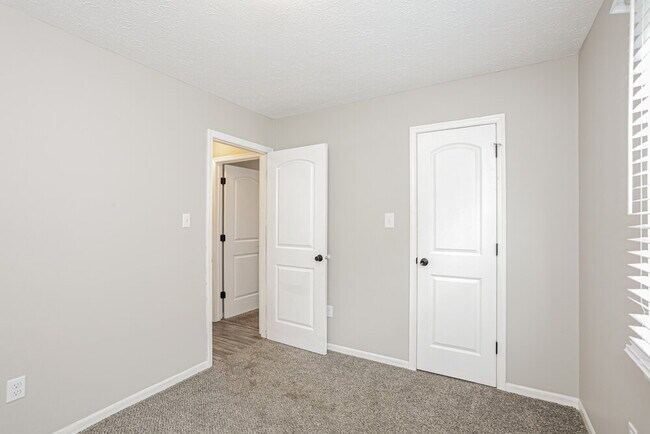 Building Photo - 6682 Dunsany Ct