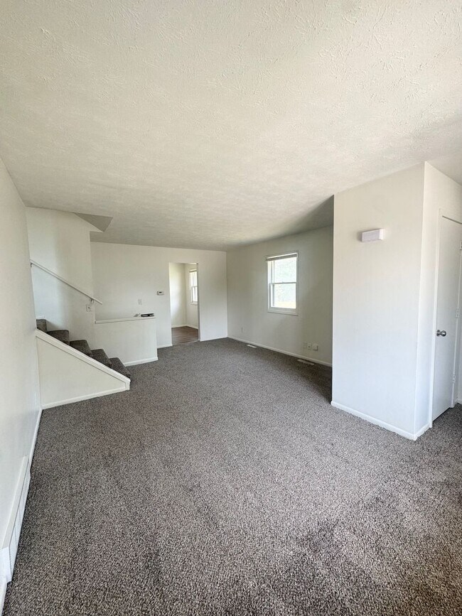 Building Photo - Spacious 3 Bedroom Available Now!