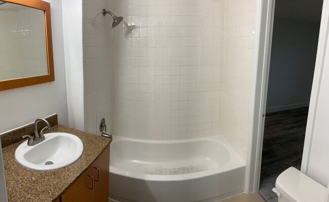 Building Photo - Up to 2 Months Free! Spacious 1/1 in Centr...