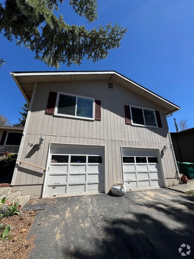 Building Photo - 3 bed 2 bath house with 2 car garage in gr...