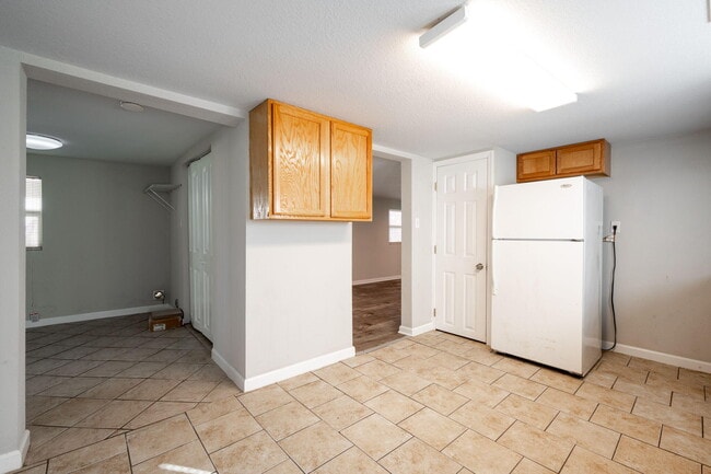 Building Photo - 276 S Center St