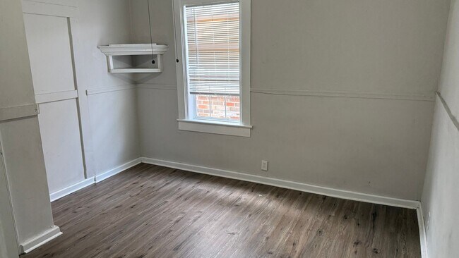 Building Photo - MOVE IN SPECIAL: $650 OFF 1ST MONTH'S RENT!**