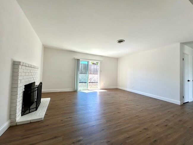 Building Photo - Beautiful 3 bedroom 2 Bathroom For Rent in...