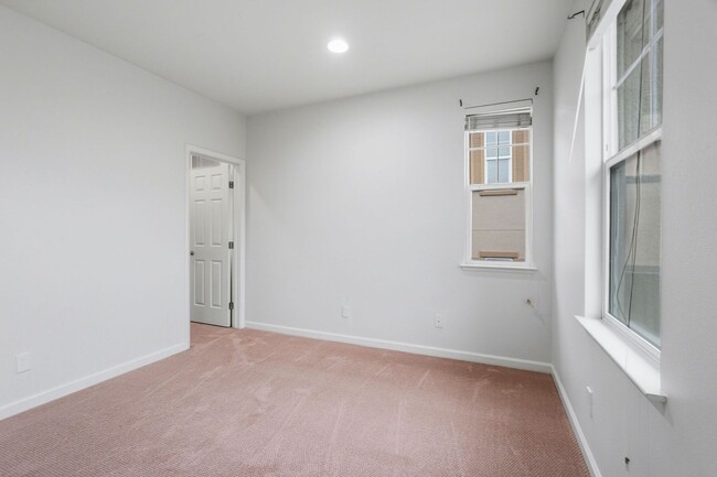 Building Photo - Spacious 2BR/2BA End-Unit Condo for rent in Warm Springs – Montebello Community